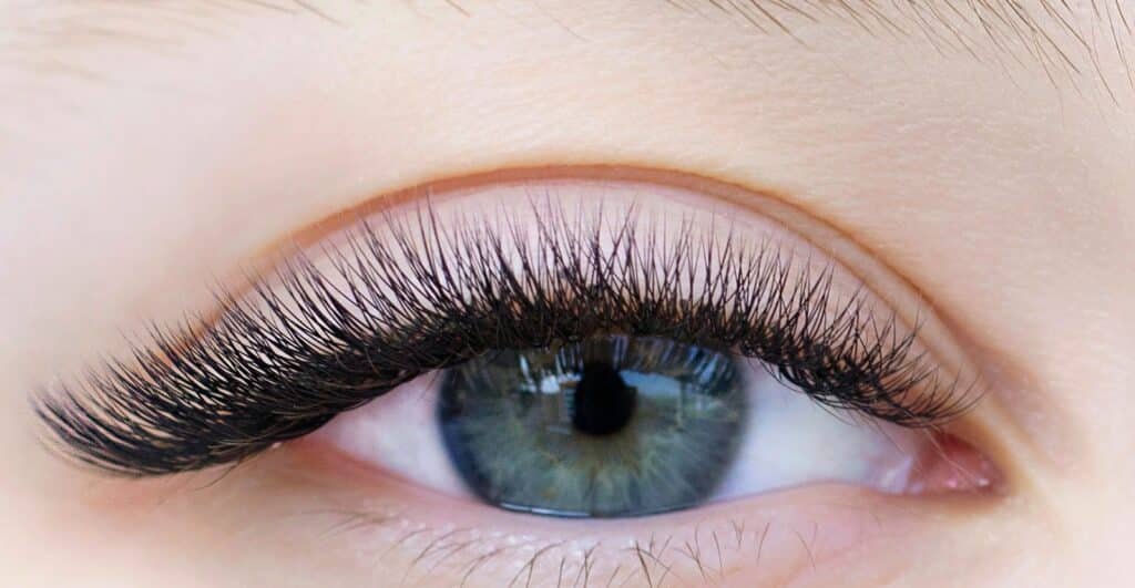 Como tratar olhos vermelhos apos a extensao de cilios Como tratar olhos vermelhos após a extensão de cílios?