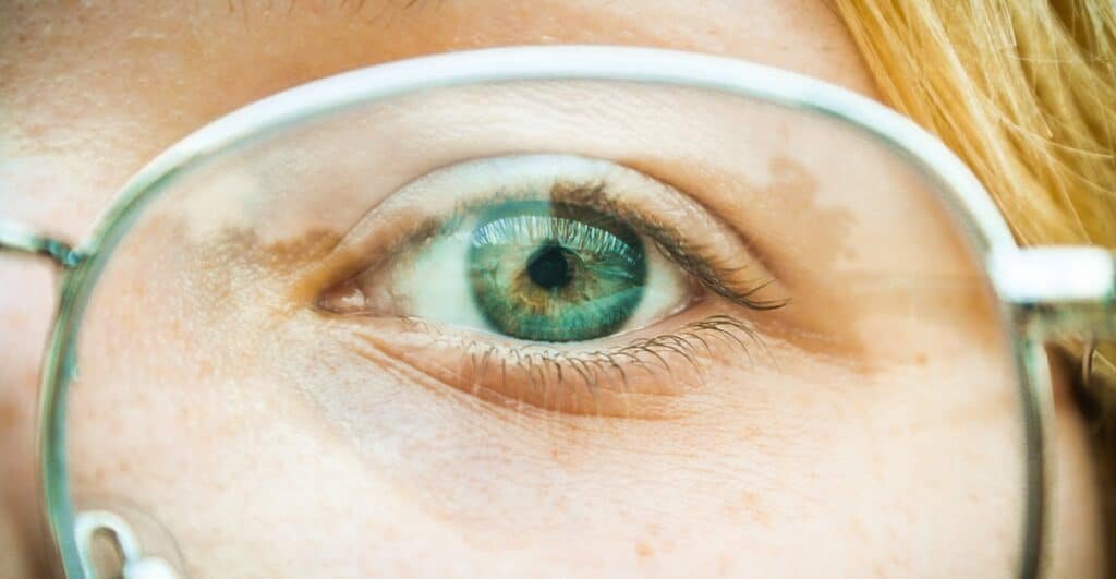 Usuarios de oculos podem fazer extensao de cilios Usuários de óculos podem fazer extensão de cílios?